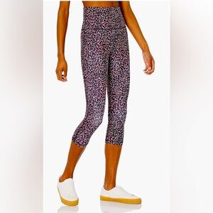 Amazon Essentials Women's Active Sculpt High Rise Capri Legging. Size medium.